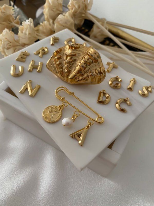 Harf Detay Tasarım Broş