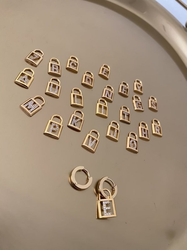 Zirkon Taşlı Kilit Harf Detay Küpe