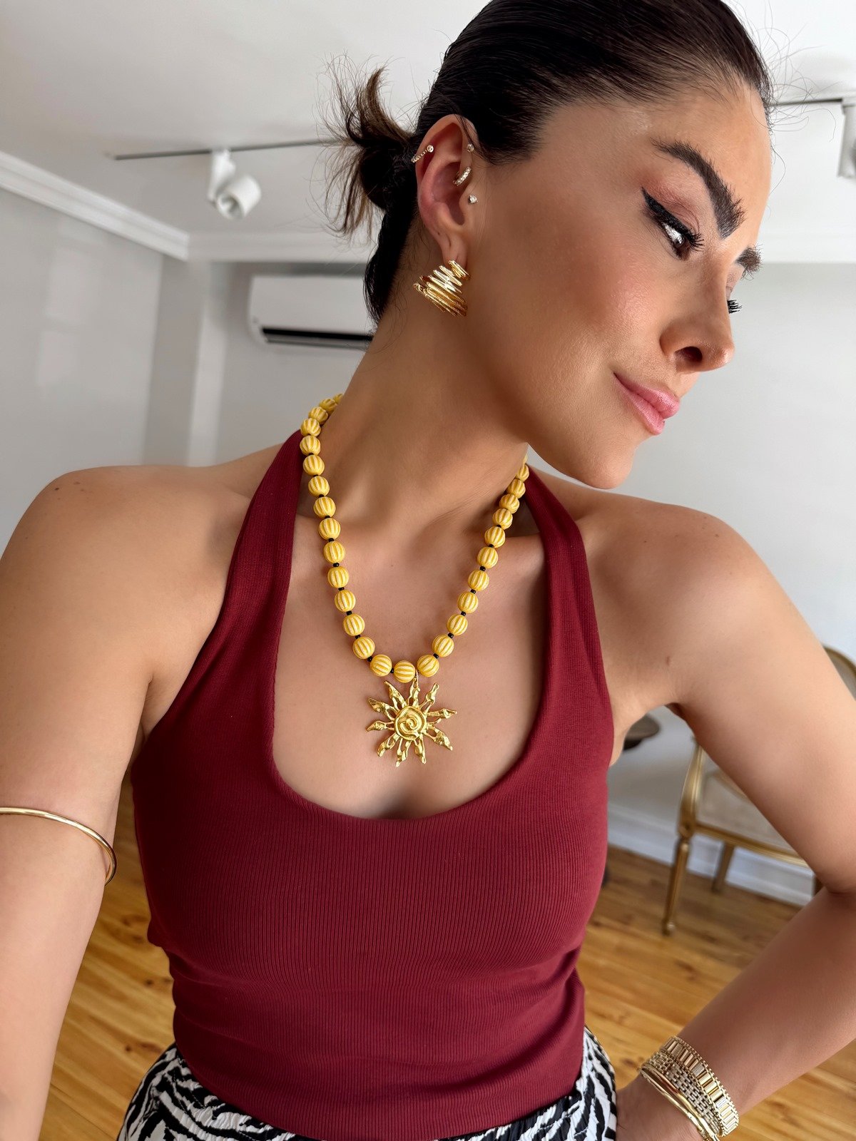 Sarı Boncuk Plaka Güneş Detay Kolye Kombini