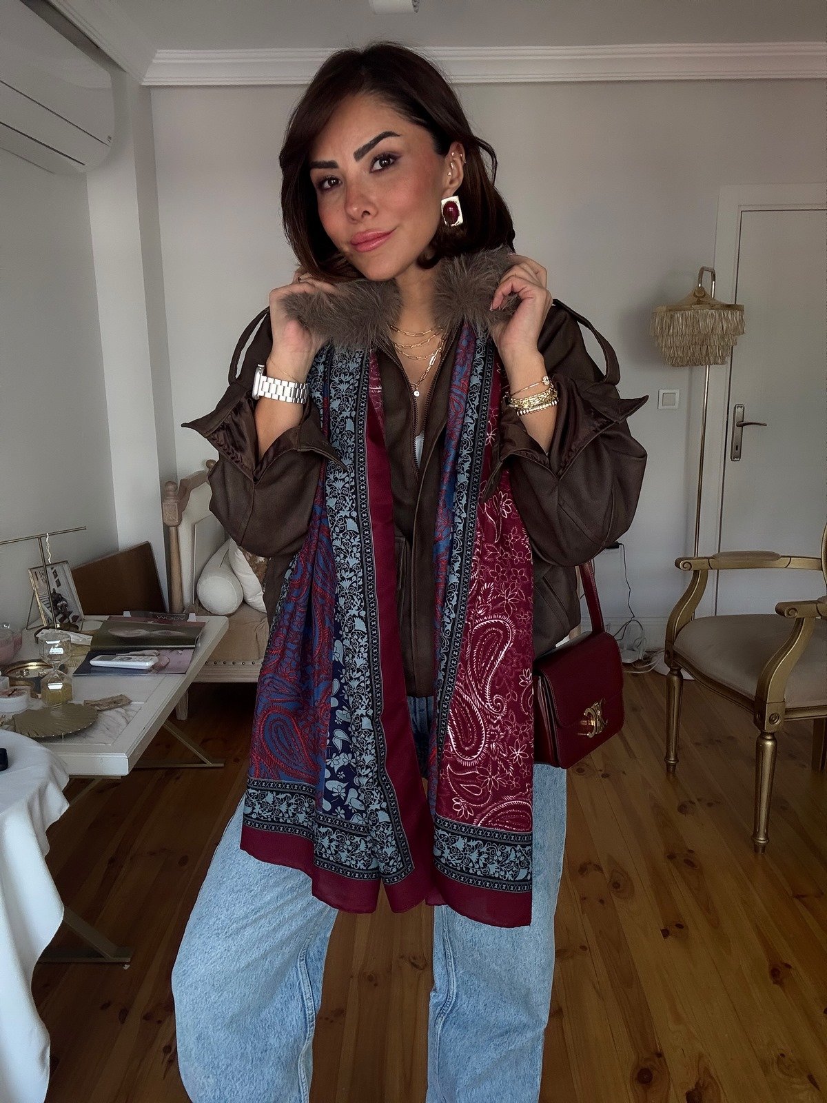 Yaprak Çiçek Desenli Püsküllü Bordo Şerit Kenar Şal Kombini