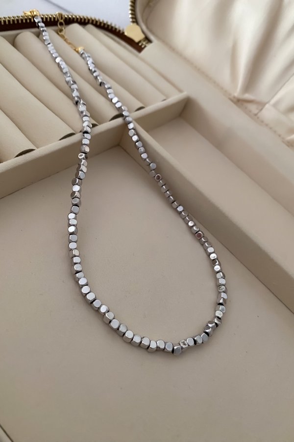 Gümüş Renk Gold Kapama Küp Boncuk Kolye ( 45 Cm )