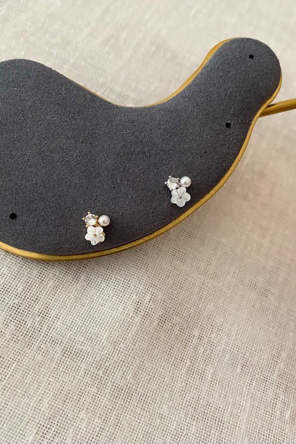 Çelik Çiçekli Mini Tek Taşlı İnci Detaylı Piercing