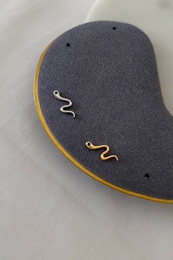 Özel Seri Yeşil Göz Detay Kıvrımlı Yılan Plaka Piercing