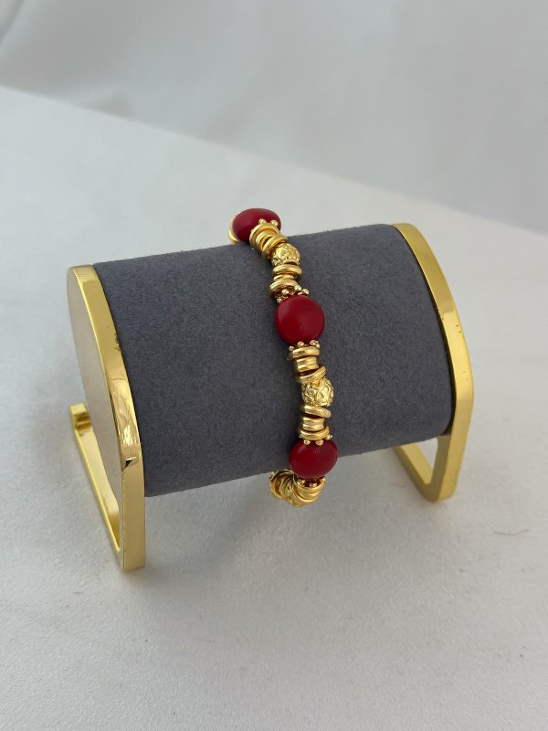 Gold Halka Ve Çiçek Figür Biyeli Kırmızı Mayorka Bileklik (21 Cm)