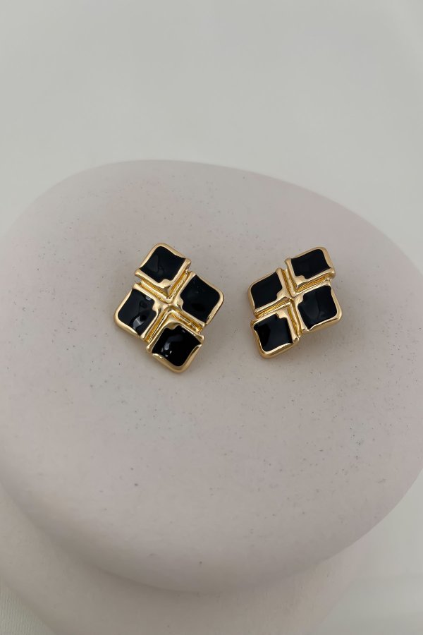 Gold Plaka Detay Siyah Mineli Baklava Desen Küpe