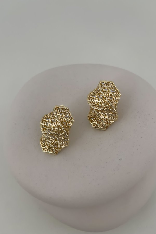 Gold Desenli Kıvrım Plaka Küpe