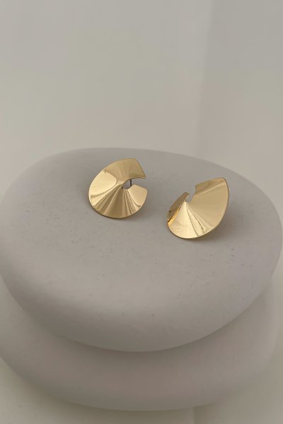 Gold Kıvrımlı Asimetrik Plaka Küpe