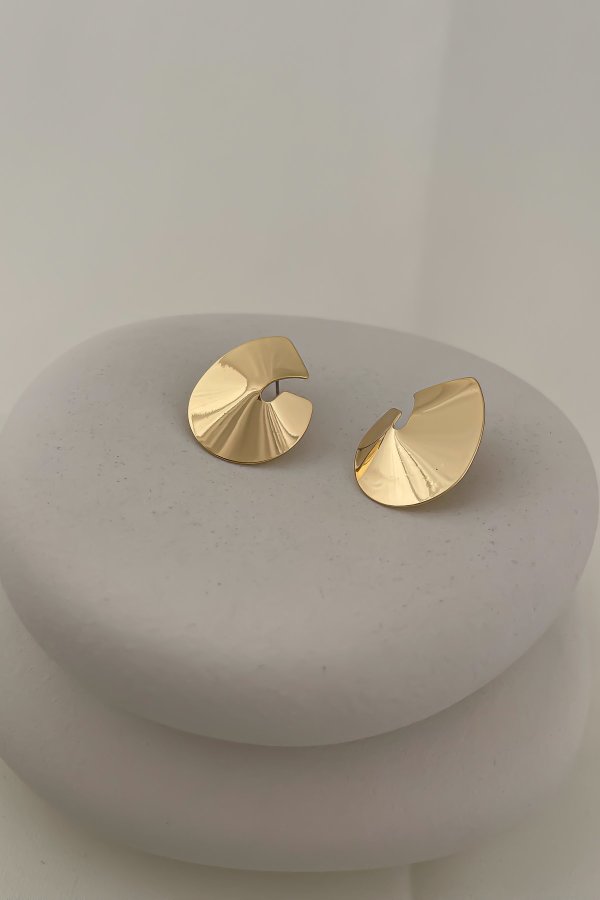 Gold Kıvrımlı Asimetrik Plaka Küpe
