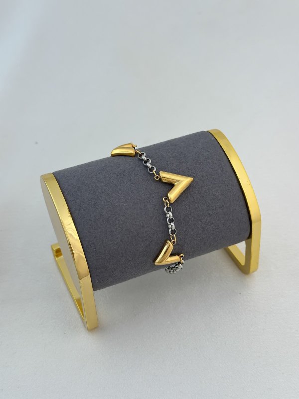 Çelik Gümüş Halka Geçmeli Gold Bombeli V Model Sıralı Bileklik (23 Cm)