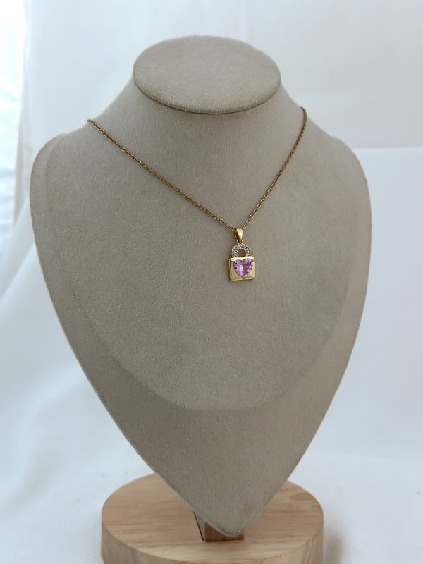 Çelik Zincirde Pembe Kalp Detay Kristal Zirkon Taşlı Kilit Uç Kolye (42cm)