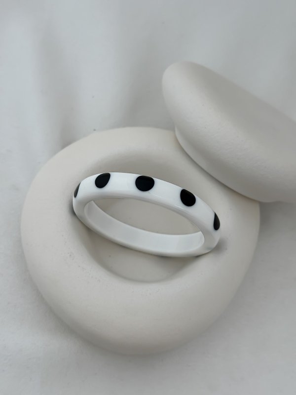 Siyah Daire Detay İnce Beyaz Kemik Model Bileklik (İç Çap: 6.5cm)