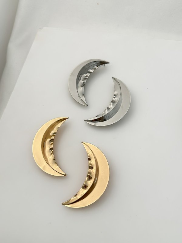 Kıvrım Detay Plaka Ay Figür Küpe