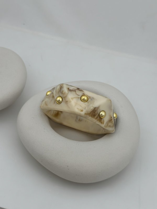 Bej Hareli Kemik Model Gold Topçuk Detay Kelepçe Bileklik (6.7 Cm)