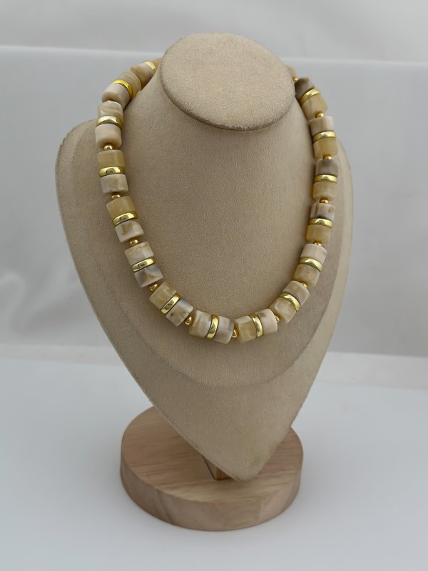 Krem Renk Mermer Görünüm Gold Biye Detay Kolye (47 Cm)
