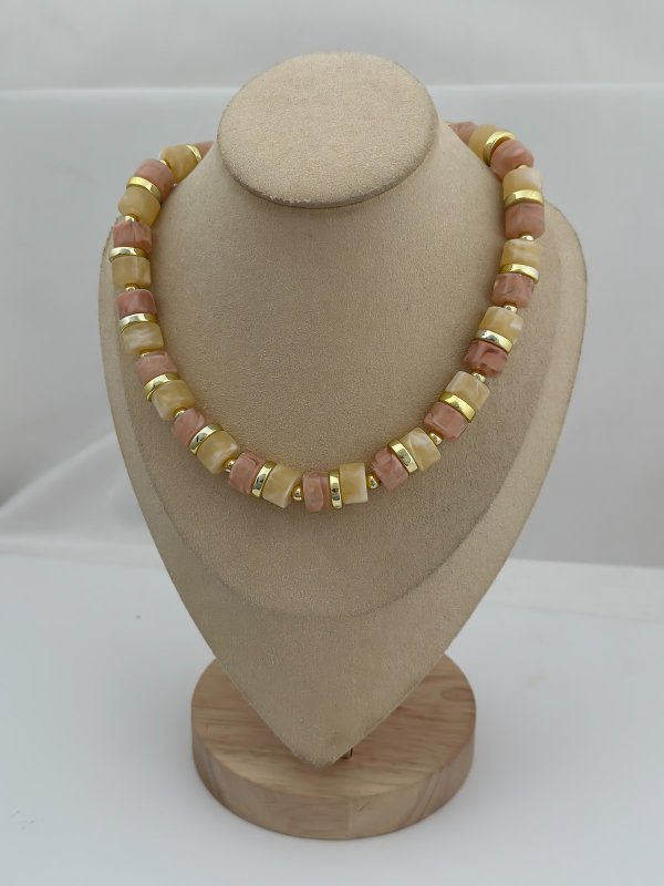 Pudra Pembe Mermer Görünüm Gold Biye Detay Kolye (47 Cm)