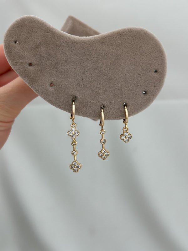 Özel Seri Gold Zirkon Taşlı Yonca Figür Sallantılı Üçlü Set Küpe