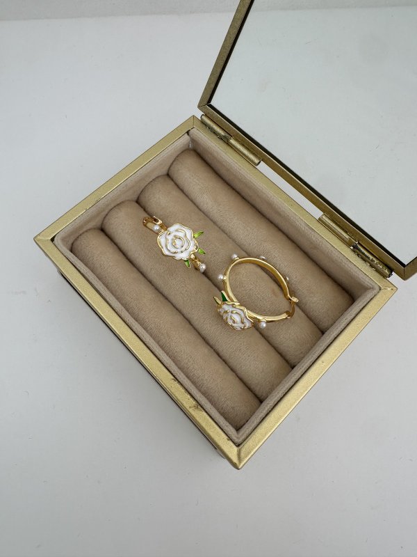 Özel Seri Mini İnci Sıralı Gül Figür Detay Halka Küpe (İç Çap:2.2 Cm)
