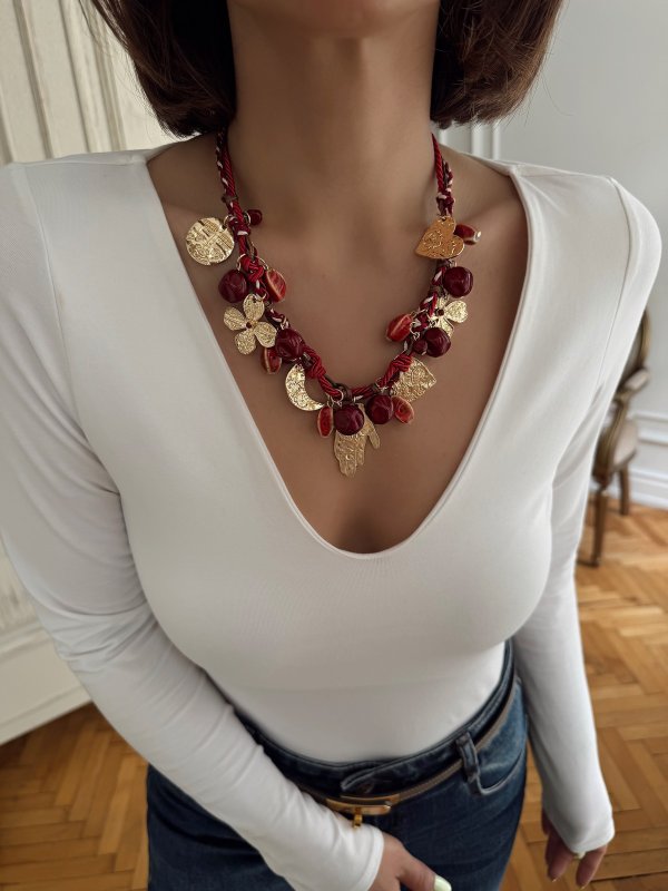 Bordo Burgu İp Gold Plaka Charmlı Marka Model Kolye (52 Cm)