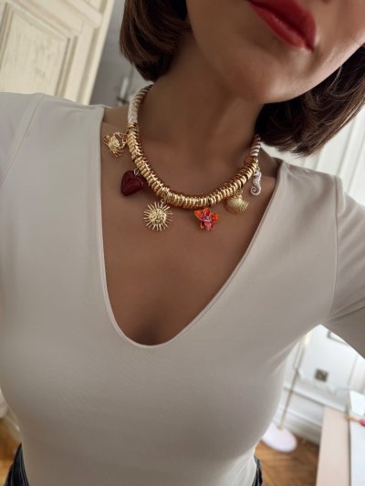 Bej Burgu İp Gold Biye Detay Çoklu Charm Sallantılı Marka Model Kolye (52 Cm)