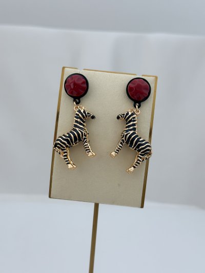 Kırmızı Daire Taş Sallantılı Zebra Figür Marka Model Küpe