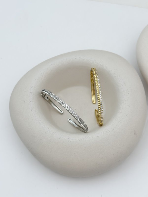 Özel Seri Plaka İşlemeli ve Zirkon Taş Sıralı Kelepçe Bileklik ( İç Çap: 5.7 Cm )
