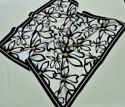 Siyah Beyaz Çiçek Desenli Fular ( 60 * 60 )