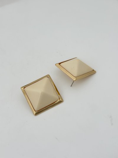 Gold Kare Plaka Üzeri Bej Küpe