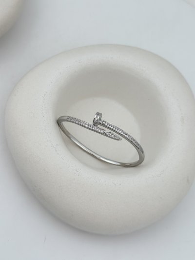 Çelik Gümüş Renk Zirkon Taşlı Çivi Model Kelepçe Bileklik ( İç Çap : 5.8 Cm )