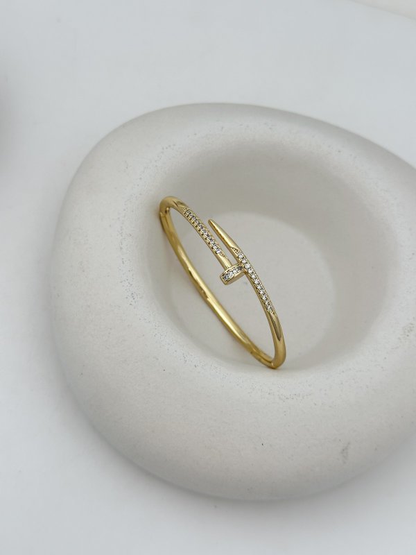 Çelik Gold Renk Zirkon Taşlı Çivi Model Kelepçe Bileklik ( İç Çap : 5.8 Cm )