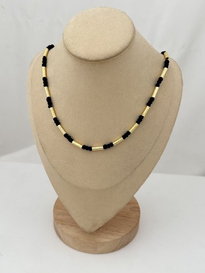 Gold Desenli Boru Detay Siyah Boncuk Sıralı Kolye (50 Cm)