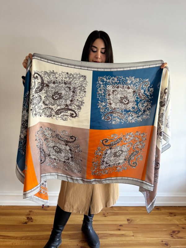 Çok Renkli Üzeri Desenli Fular (90*180)