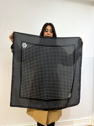 Siyah Beyaz Puantiyeli Gül Detay Fular (90*90)