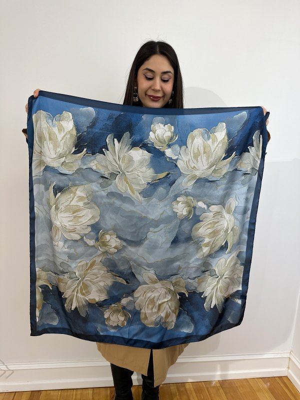 Mavi Renk Beyaz Çiçek Desen Fular (90*90)