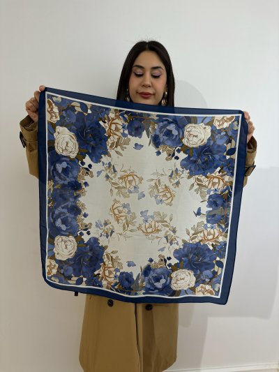 Lacivert Kenar Beyaz Çiçek Detay Fular (70*70)