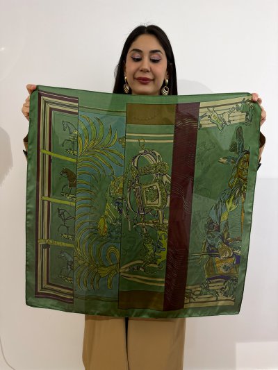 At Desenli Kahverengi Şerit Yeşil Renk Fular (70*70)