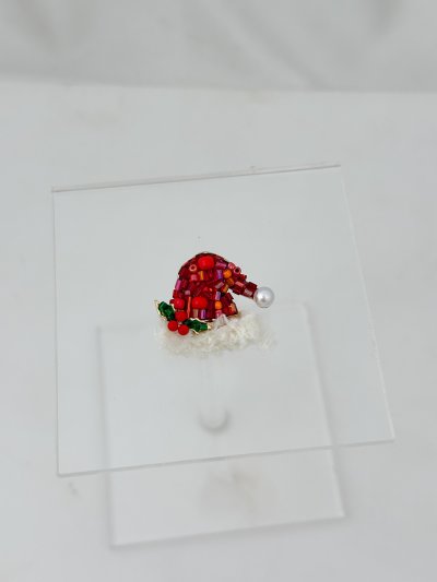 Kırmızı Boncuk Detay Tüylü Noel Baba Şapkası Broş