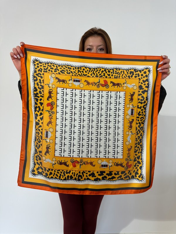 Turuncu Kenar Fayton Detay Marka Model Fular (70*70)