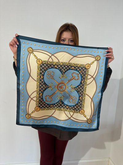 Gold Anahtar Detay Mavi Renkli Fular (70*70)