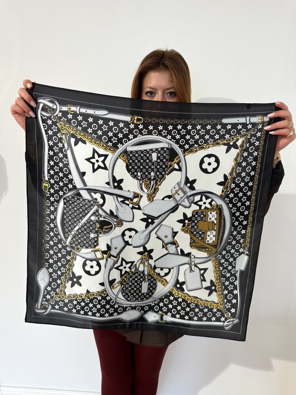 Siyah Çoklu Çanta Figür Marka Model Fular (70*70)