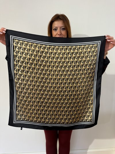 Siyah Kenar Marka Model Fular (70*70)