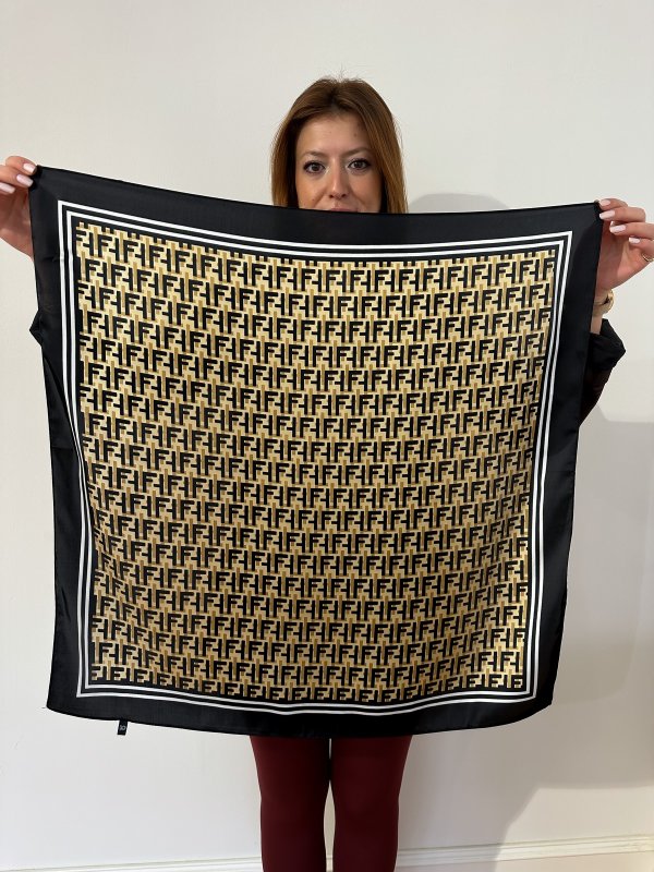 Siyah Kenar Marka Model Fular (70*70)