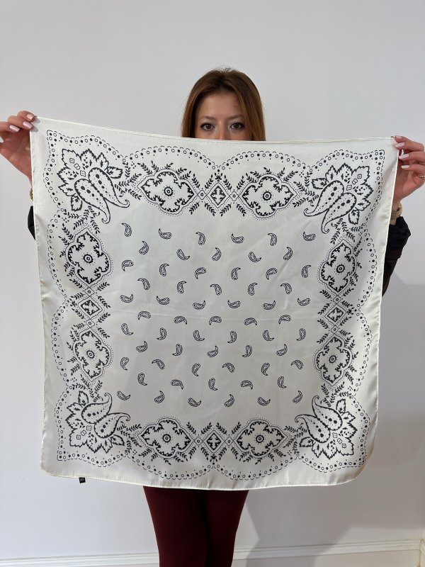 Beyaz Üzeri Siyah İşleme Desen Fular (70*70)
