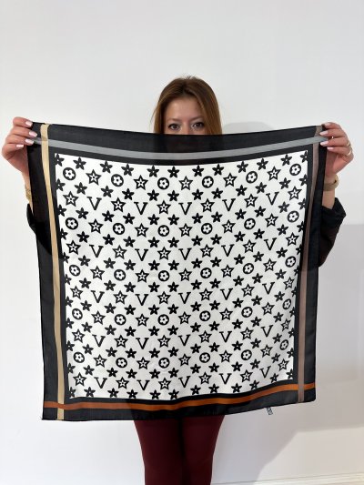 Siyah Kenar Renkli Şerit Detay Marka Model Fular (70*70)