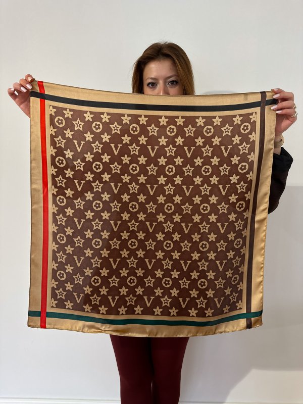 Kahverengi Kenar Renkli Şerit Detay Marka Model Fular (70*70)