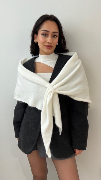 Beyaz Renk İçten Geçmeli Üçgen Yünlü Şal