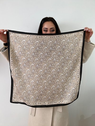 Siyah Kenar Bej Renk Etnik Desenli Pamuklu Fular (70 x 70)