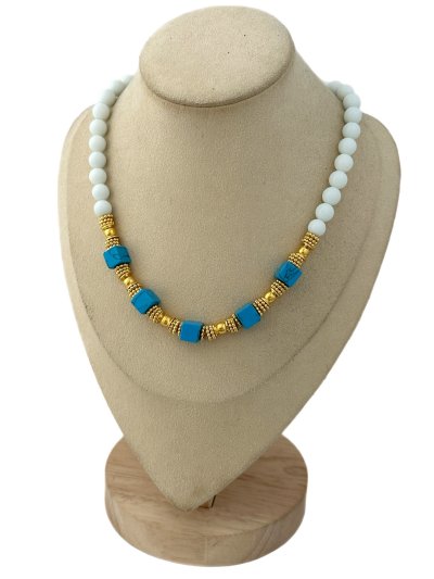 Küp Turkuaz Taş ve Gold Biye Detay Beyaz Akik Sıralı Kolye (45 Cm)